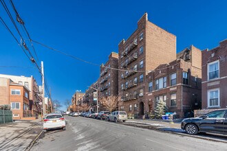 2819-2821 33rd St in Astoria, NY - Foto de edificio - Building Photo