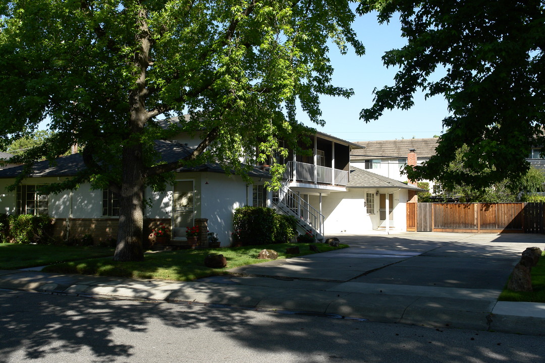 472 Waverley St in Menlo Park, CA - Building Photo