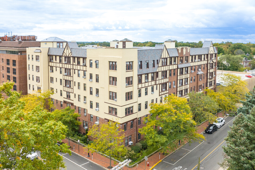 Westminster Hall Apartments in Great Neck, NY - Foto de edificio