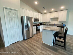 1186 Dania Cir in Palm Bay, FL - Foto de edificio - Building Photo