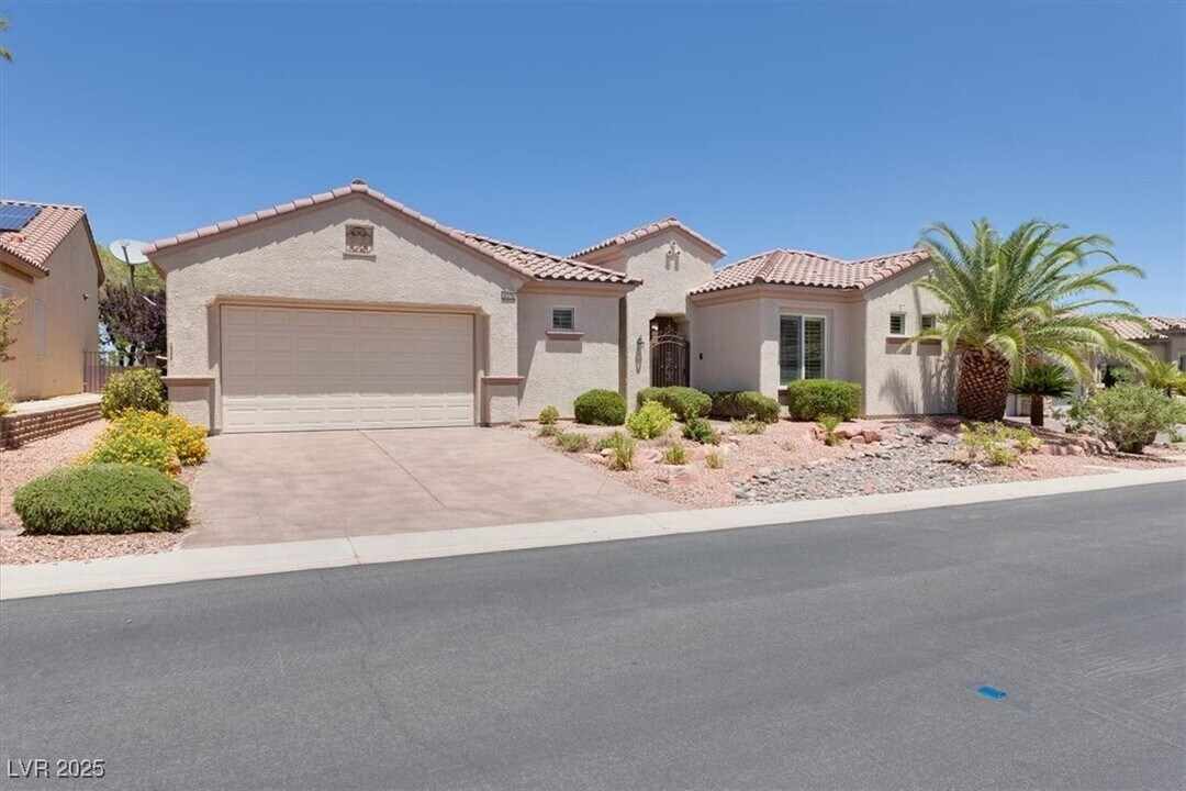 2370 Rosendale Village Ave in Henderson, NV - Building Photo