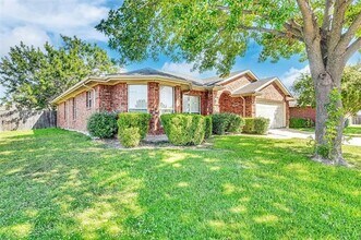 7601 Northpoint Dr in Rowlett, TX - Foto de edificio - Building Photo