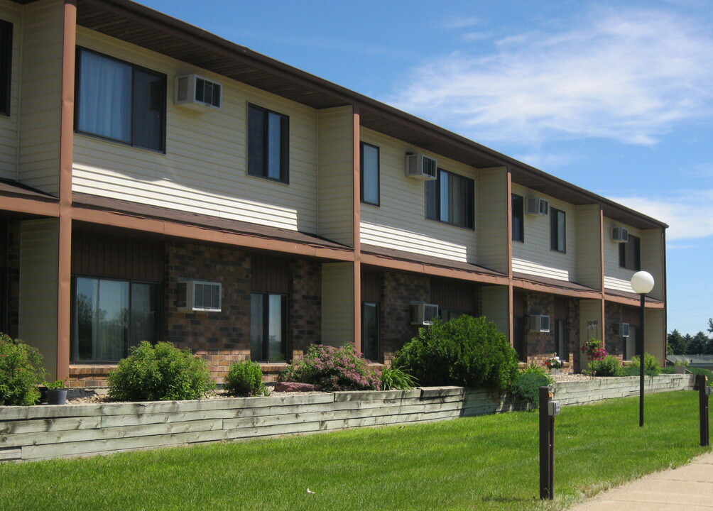 Damax Apartments in Luverne, MN - Foto de edificio