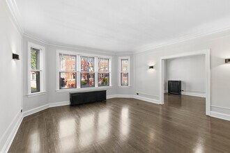 6851 S Paxton Ave in Chicago, IL - Building Photo - Building Photo