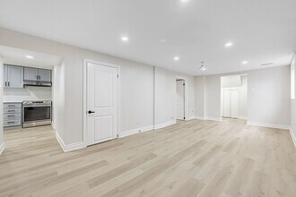 222 Hammersmith Ct in Burlington, ON - Building Photo - Building Photo