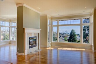 2221 W Viewmont Wy W in Seattle, WA - Building Photo - Building Photo