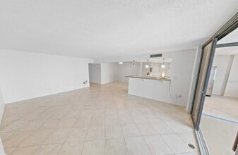 3003 S Atlantic Ave, Unit 17b4 in Daytona Beach Shores, FL - Foto de edificio - Building Photo