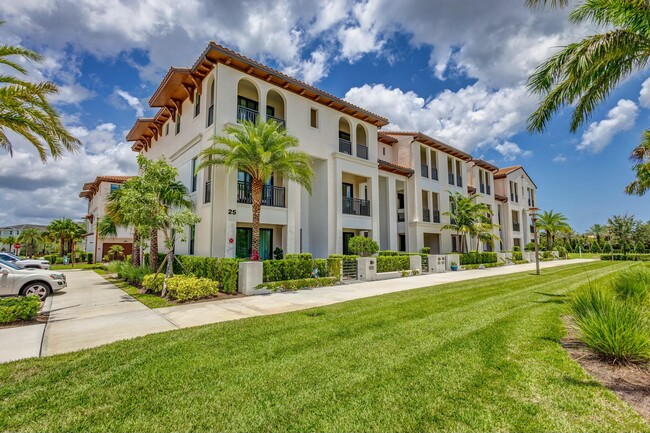 12520 Gross Pointe Dr in Palm Beach Gardens, FL - Building Photo - Building Photo