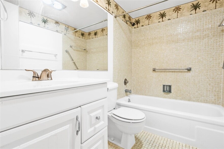 165 Sussex I in West Palm Beach, FL - Building Photo