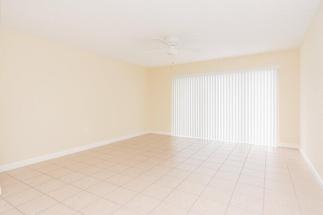 221 Palm Cir E in Pembroke Pines, FL - Building Photo - Building Photo