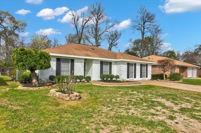 108 Sparrow Way in Beaumont, TX - Building Photo - Building Photo