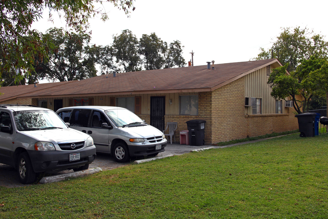 2518 Clara Ln in San Antonio, TX - Foto de edificio