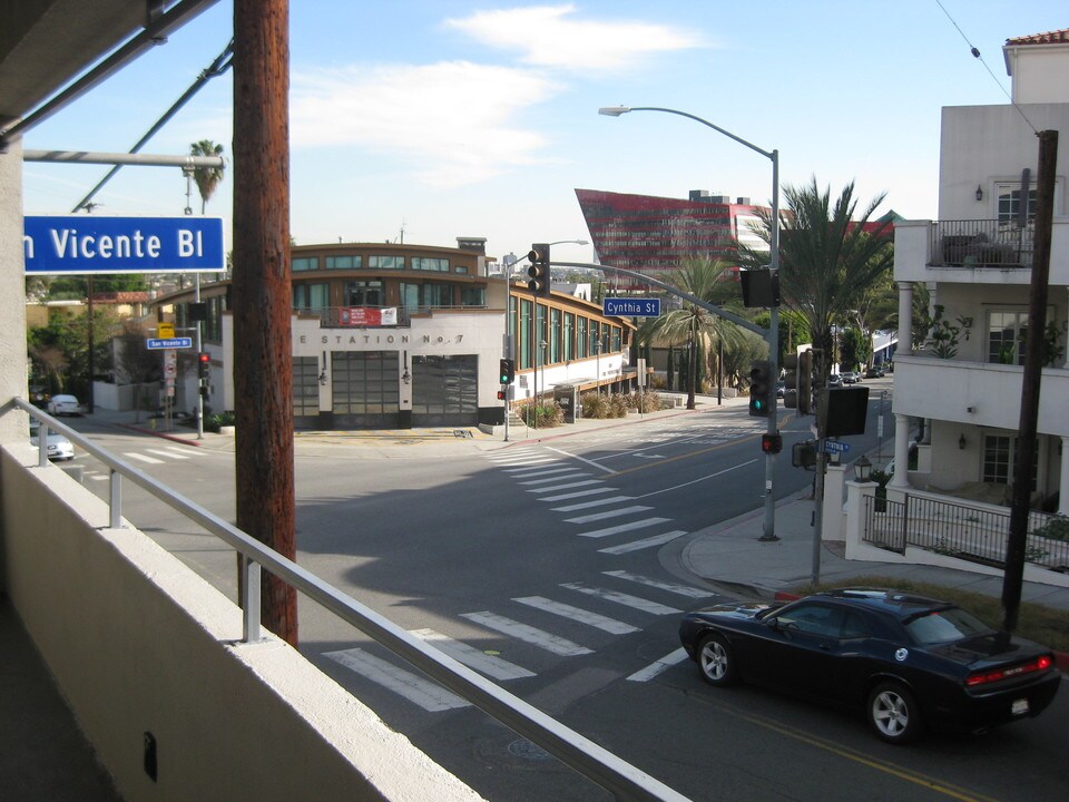 8911 Cynthia St in West Hollywood, CA - Building Photo