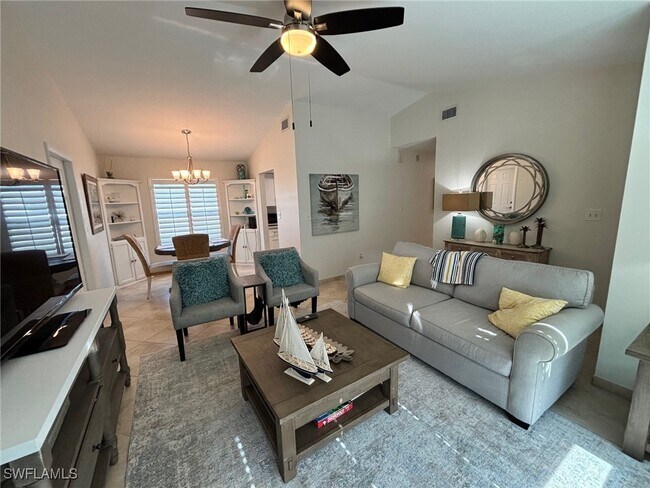 9675 7th St N in Naples, FL - Foto de edificio - Building Photo