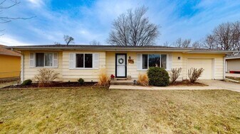 608 Lincoln St in Polk City, IA - Building Photo