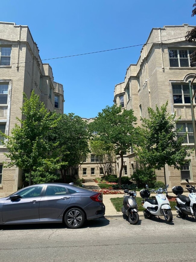 1448 W Thorndale Ave in Chicago, IL - Foto de edificio - Building Photo