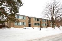 East Knolls Apartments in East Lansing, MI - Building Photo - Building Photo