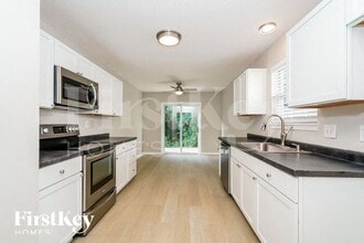 10243 Blue Sky Dr in Avon, IN - Foto de edificio - Building Photo