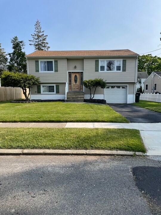 1112 Bendermere Ave in Ocean, NJ - Foto de edificio