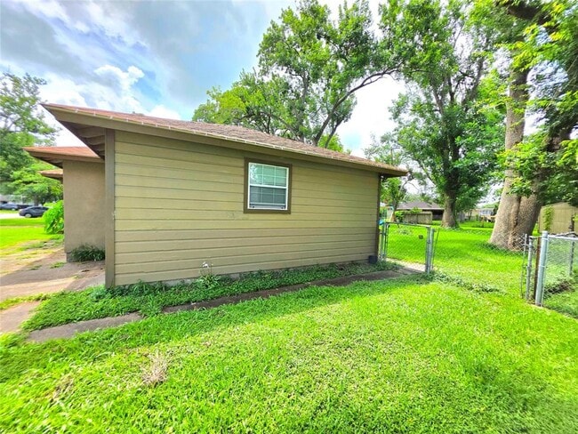1008 Southampton Dr in Angleton, TX - Building Photo - Building Photo
