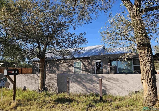 property at 1424 W Kaywood St