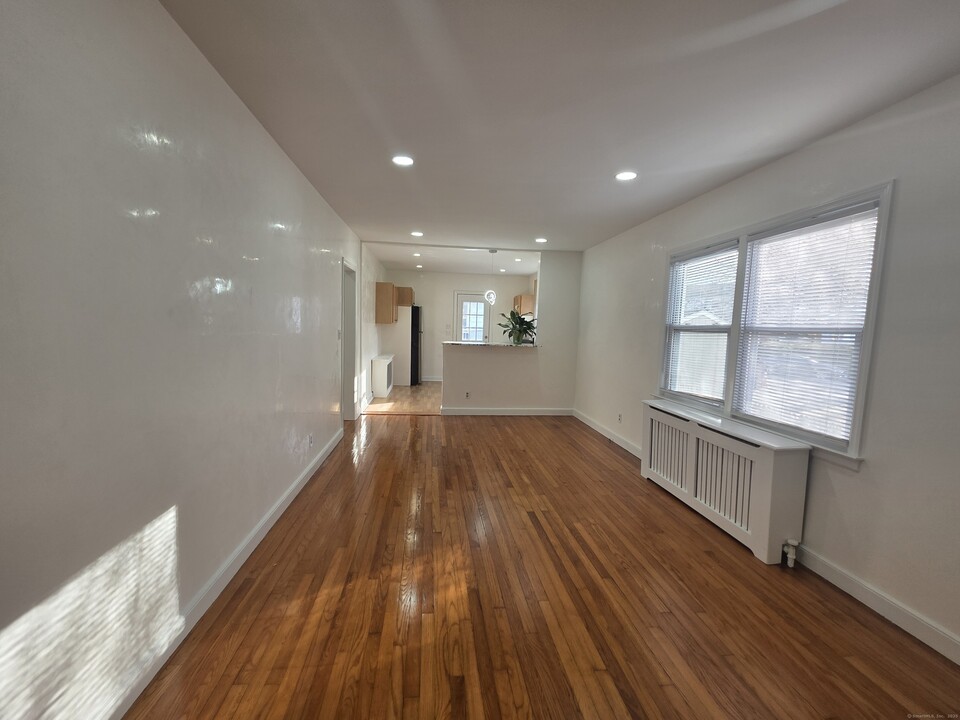 73 Rippowam Rd in Stamford, CT - Building Photo