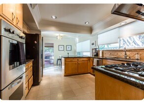 15707 Varden St in Encino, CA - Foto de edificio - Building Photo