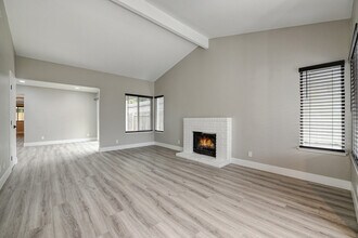 2432 Camino Garden Way in Carmichael, CA - Foto de edificio - Building Photo