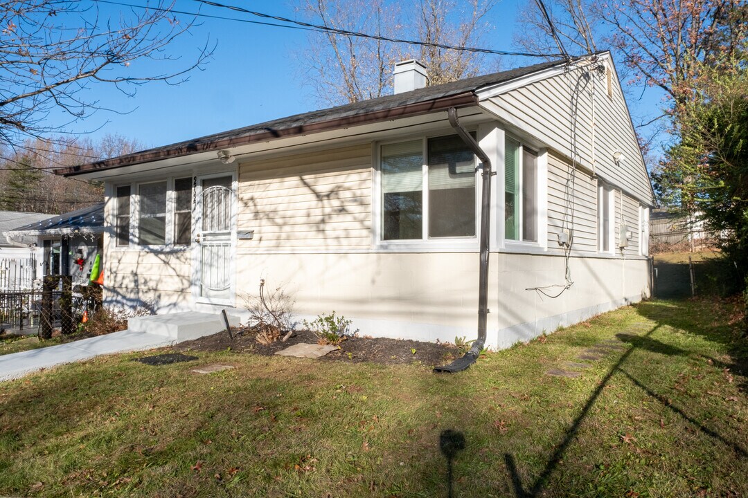 2027 Barlowe Pl in Landover, MD - Foto de edificio