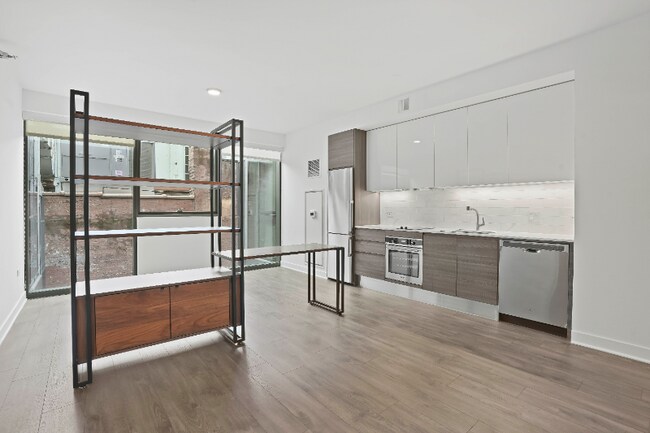 223 W Hubbard St in Chicago, IL - Building Photo - Building Photo