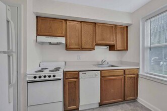 Woodside Place in Silver Spring, MD - Foto de edificio - Building Photo