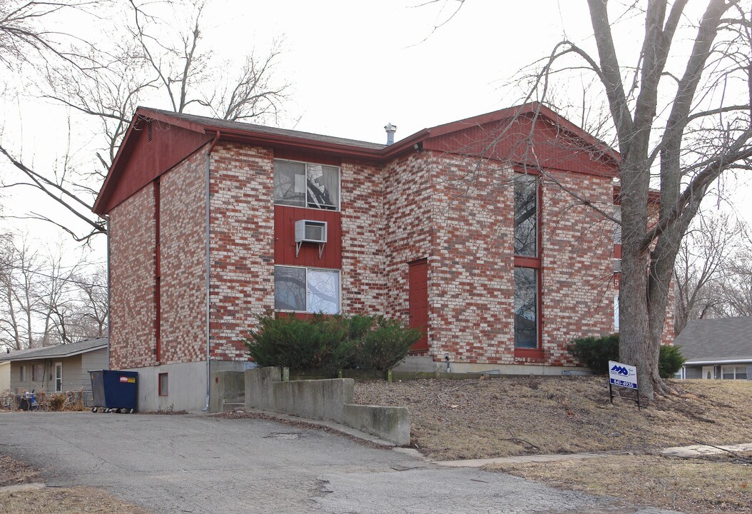 635 W 25th St in Lawrence, KS - Building Photo