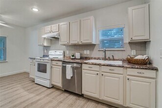 5524 Lyons Rd in Garland, TX - Building Photo - Building Photo