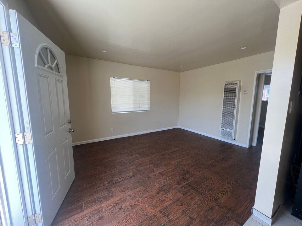 1535 W 80th St in Los Angeles, CA - Building Photo