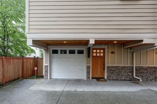 2462 Birch Ave N in Seattle, WA - Building Photo - Building Photo