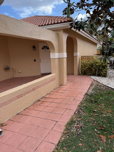 1311 Seagrape Cir in Weston, FL - Building Photo