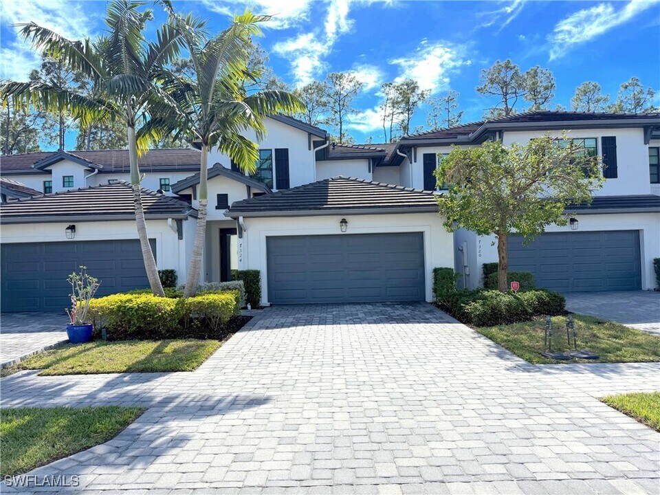 7324 Rockefeller Dr in Naples, FL - Building Photo