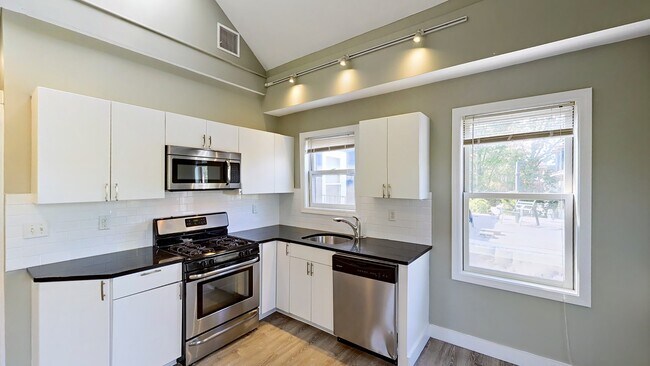 23 Evergreen St, Unit 3 in Boston, MA - Building Photo - Building Photo