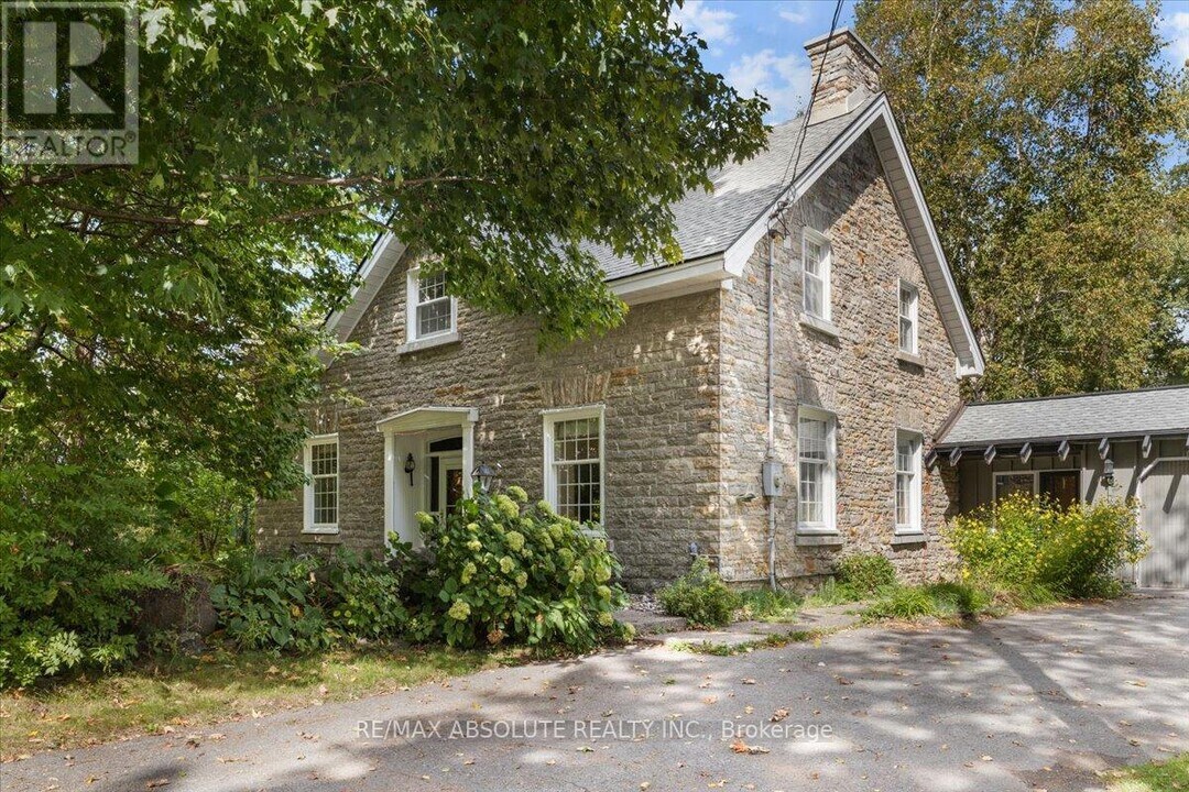 2932 Carp Rd in Ottawa, ON - Building Photo