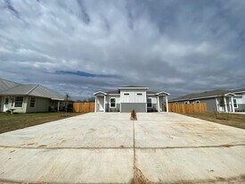 526 E Baxter St in Seguin, TX - Building Photo