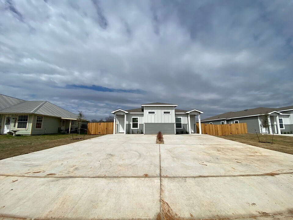 528 E Baxter St in Seguin, TX - Building Photo