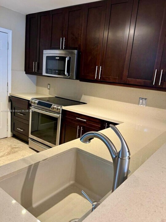 1400 NE 191st St in Miami, FL - Building Photo