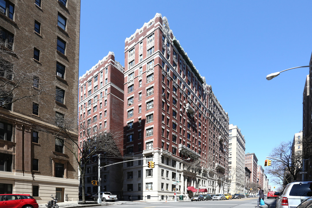 South Bennington Corners in New York, NY - Building Photo