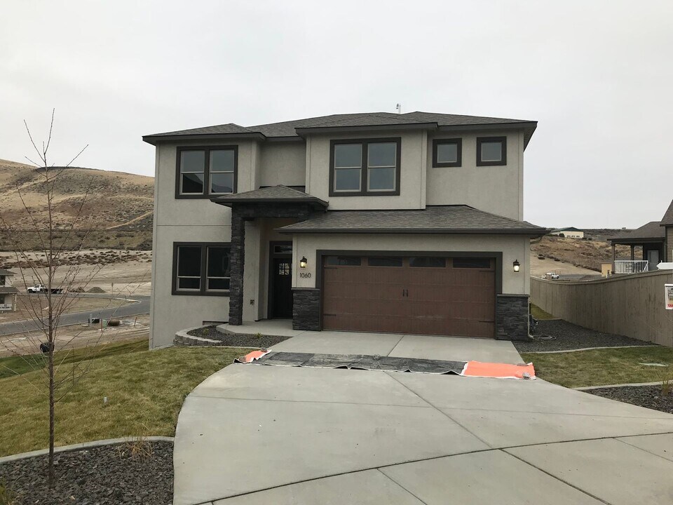 1060 Cayuse Dr in Richland, WA - Building Photo