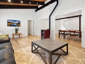 383 Canyon Blvd in Mammoth Lakes, CA - Building Photo - Building Photo