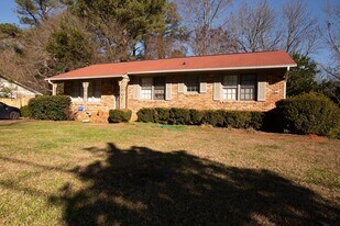 1085 College Station Rd in Athens, GA - Building Photo