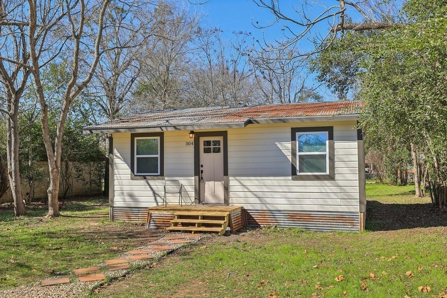 304 Harris St in Smithville, TX - Building Photo