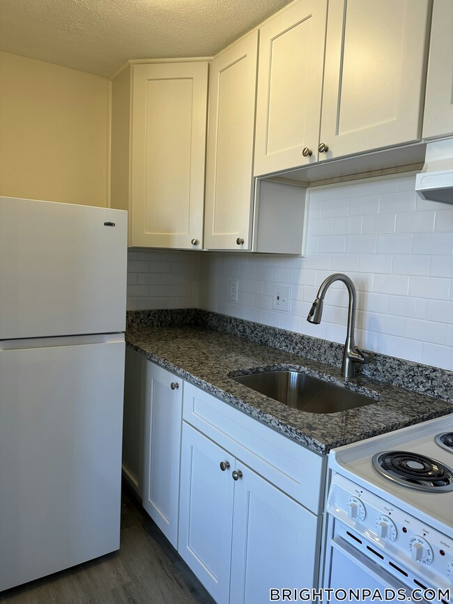 168 N Beacon St, Unit 21 in Boston, MA - Building Photo - Building Photo