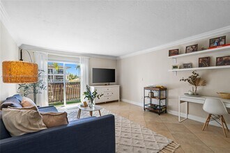 6815 Edgewater Dr, Unit 104 in Coral Gables, FL - Foto de edificio - Building Photo