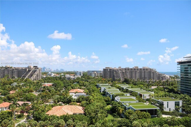 445 Grand Bay Dr in Key Biscayne, FL - Building Photo - Building Photo